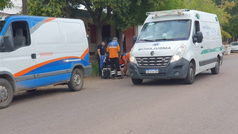 Una motociclista resultó herida tras ser chocada por una camioneta que daba marcha atrás