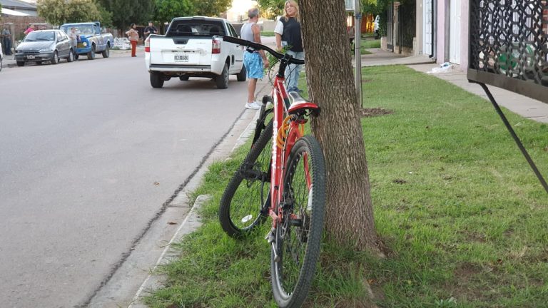 Un menor en bicicleta chocó contra una camioneta en la intersección de calles 107 y 108