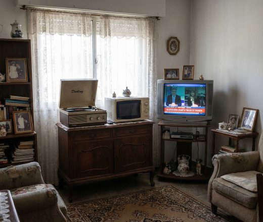 Freno a un embargo despiadado en La Pampa: la Justicia salvó los muebles de una abuela de 96 años (Imagen ilustrativa IA - infopico.com)