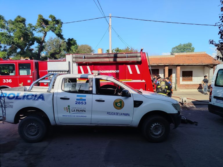 Santa Rosa: rescatan a un hombre inconsciente tras un incendio de vivienda