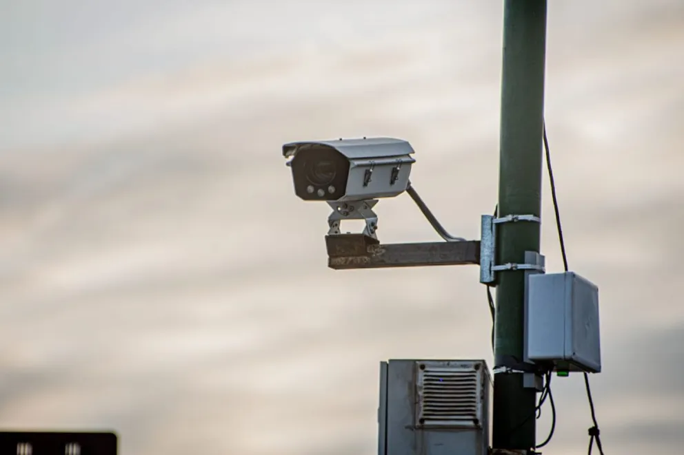 Nuevas cámaras con inteligencia artificial, fotomultas y cambios en la licencia de conducir: los anuncios de Seguridad en Pico