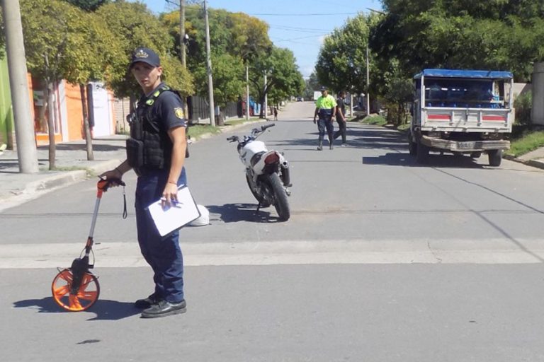 Siniestro fatal en Santa Rosa: un motociclista de 26 años perdió la vida tras colisionar con una camioneta