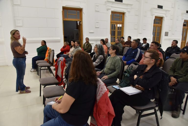 Exitosa capacitación en jardinería en General Acha para emprendedores y trabajadores municipales