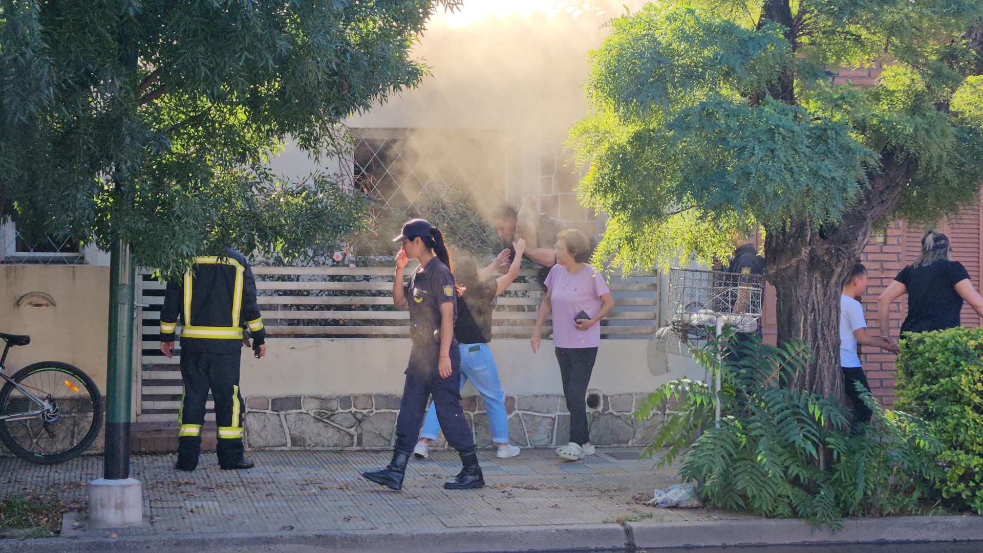 Voraz incendio en una vivienda de calle 3: rescataron a una mascota pero la casa quedó inhabitable