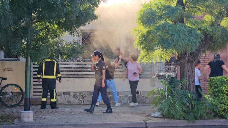 Voraz incendio en una vivienda de calle 3: rescataron a una mascota pero la casa quedó inhabitable
