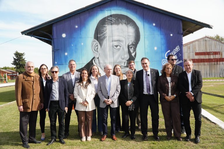 Jacinto Arauz: emotivo homenaje a René Favaloro con la presencia de su familia y referentes de la cardiología