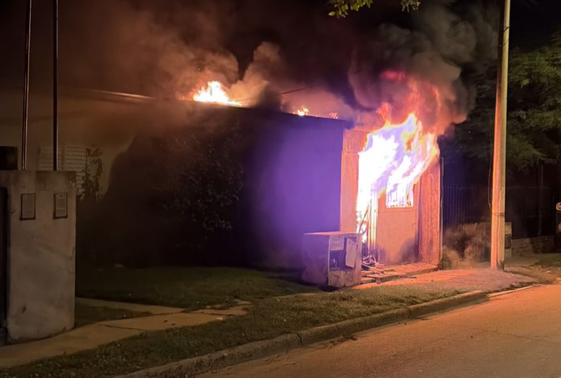 Voraz incendio consumió un galpón en Intendente Alvear: “Los daños materiales fueron grandes, pero no hubo heridos”