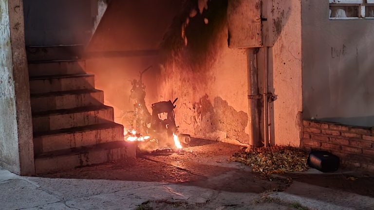 Tensión en el barrio Malvinas: apedrearon a bomberos mientras sofocaban el incendio de una moto
