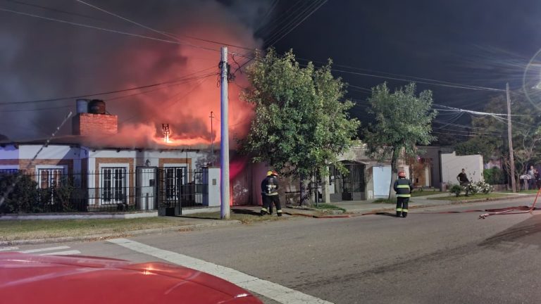 Susto y gran operativo en la madrugada: se incendió una vivienda y los vecinos lograron sacar a dos menores