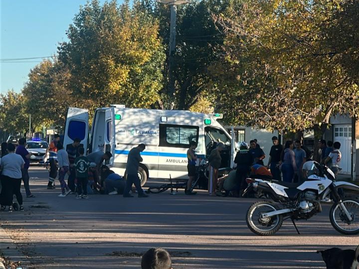 Tres hospitalizados tras un fuerte choque entre una moto y una bicicleta en calles 300 y 117