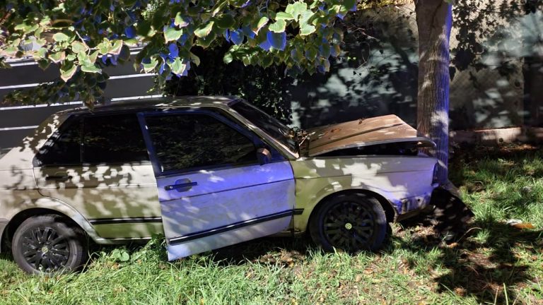Fuerte choque en la calle 18: un joven perdió el control de su auto, impactó contra un árbol y fue trasladado de urgencia
