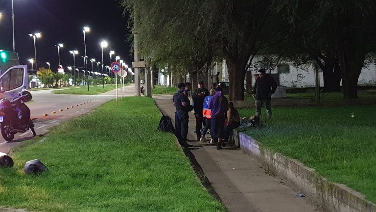Dos jóvenes cayeron de su motocicleta en el Paseo Belgrano tras rozar el separador de la bicisenda