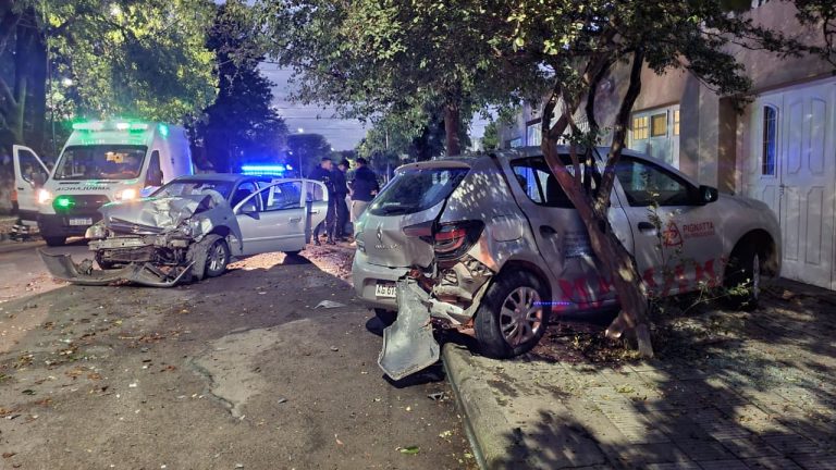 Violento choque en la mañana: un conductor impactó contra un auto estacionado en la calle 14