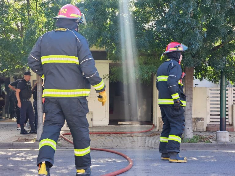 Dos dotaciones de Bomberos Voluntarios trabajan en el incendio de una vivienda en calle 3