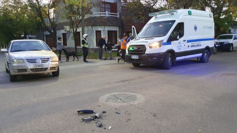Fuerte choque en la intersección de calles 302 y 305 dejó a un joven hospitalizado