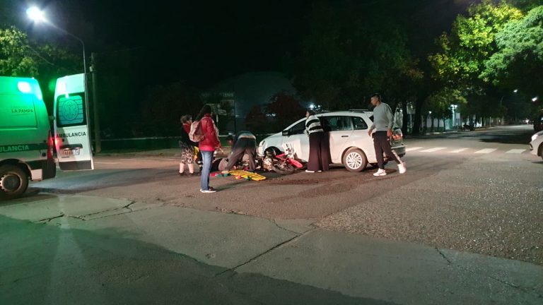 Fuerte choque en calles 17 y 104: dos ambulancias asistieron a los heridos