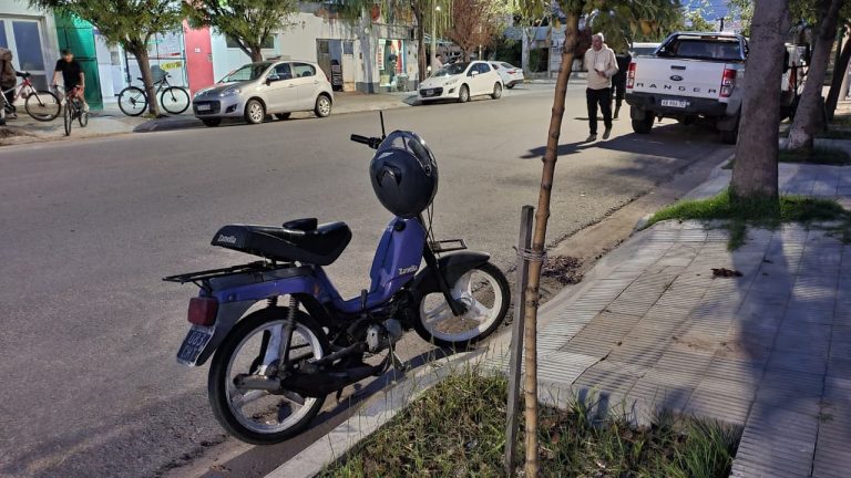 Una motociclista fue hospitalizada tras chocar contra una camioneta en la calle 2