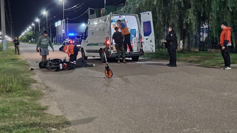 Un perro provocó la caída de una pareja en moto: ella sufrió una fractura de pierna