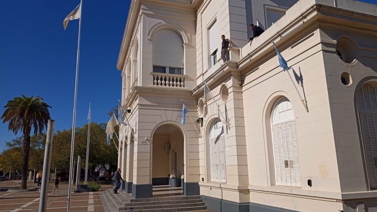 Tensión en la Municipalidad de General Pico: un joven se subió a la cornisa para reclamar trabajo