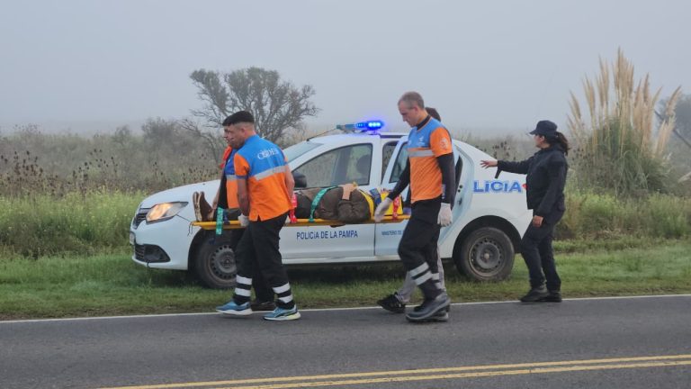 Vuelco entre General Pico y Metileo: una conductora cayó con su vehículo a un canal con agua