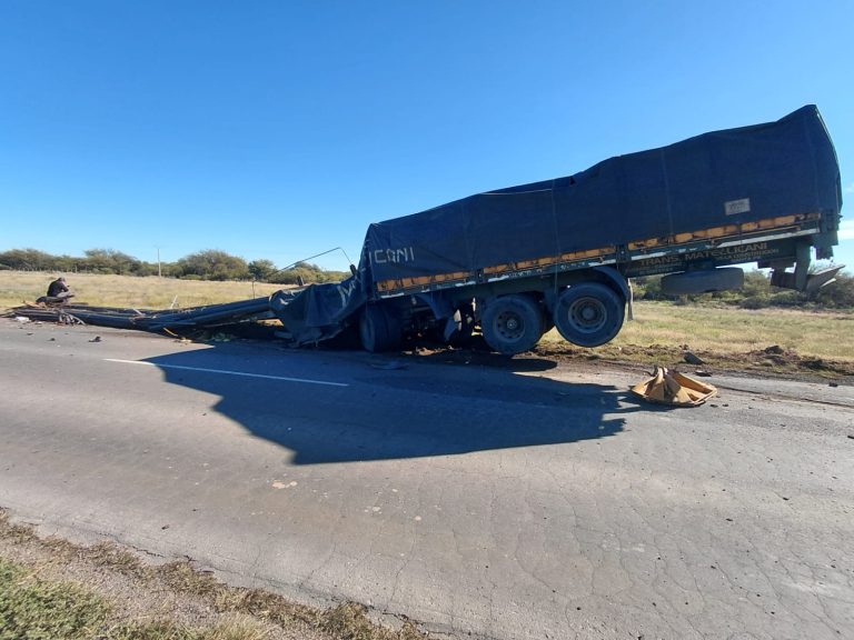 Grave accidente en la Ruta 20: un choque semifrontal dejó dos heridos y el tránsito cortado