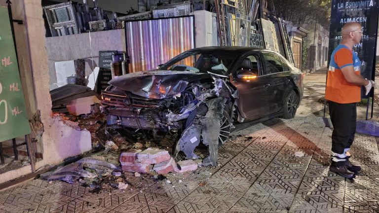 Tremendo impacto en 2 y 21: un auto terminó incrustado contra un comercio tras perder el control