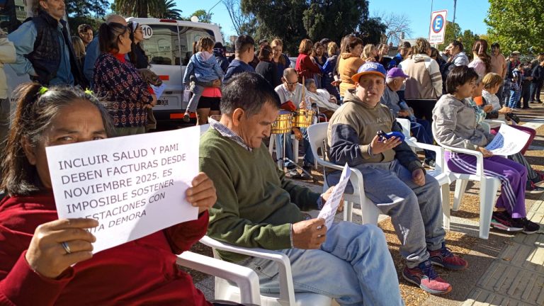 Familias y fundaciones reclamaron frente al municipio por la crisis en el área de discapacidad