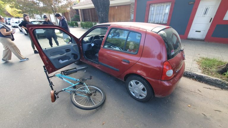 Una menor en bicicleta resultó herida tras chocar con la puerta de un auto y ser impactada por otro vehículo