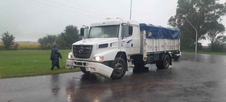 Accidente bajo la lluvia: un camión embistió a un auto desde atrás y tres mujeres terminaron en el hospital