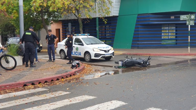 Un joven fue hospitalizado con un golpe en el tórax tras caer de su moto en calles 13 y 20