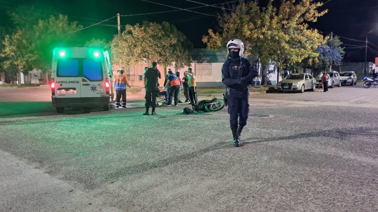 Dos jóvenes hospitalizados tras un fuerte choque entre un auto y una moto en la intersección de calles 25 y 104