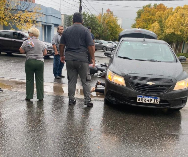 Grave accidente de tránsito en calles 7 y 18: una mujer fue hospitalizada después de quedar debajo del auto tras el impacto