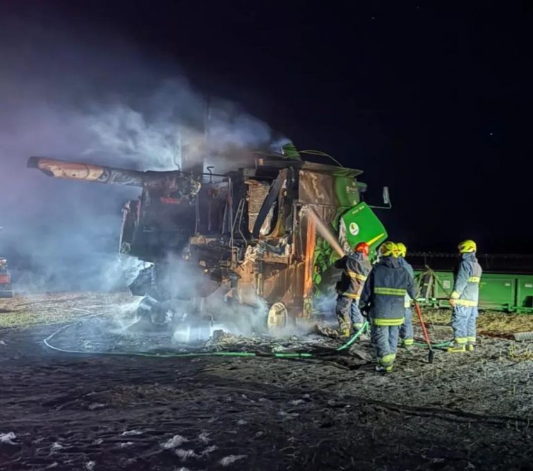 Voraz incendio consumió una cosechadora en cercanías del Meridiano: arduo trabajo de bomberos de Quemú Quemú