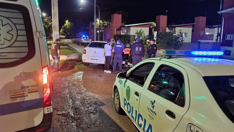 Un auto chocó contra el guardarraíl en la intersección de las calles 36 y 31 bis