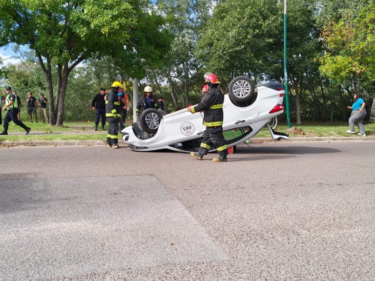 Un taxi chocó contra una columna y volcó en la intersección de calles 19 y 104