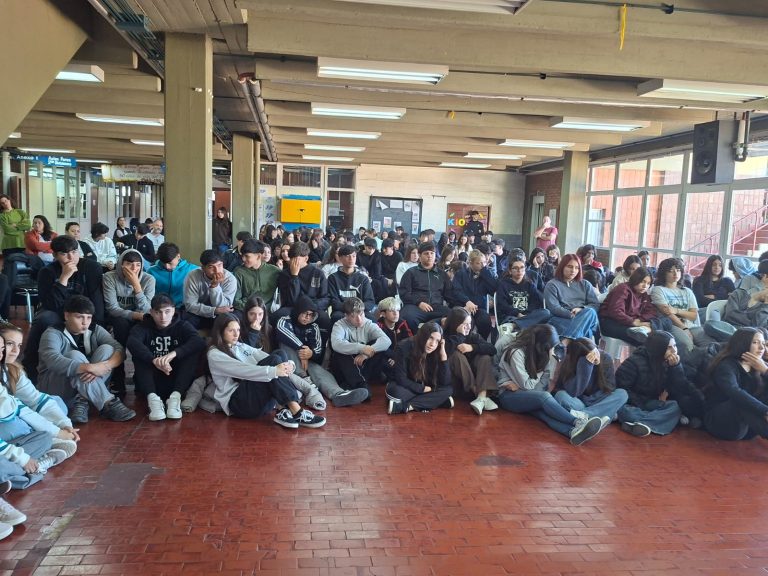 Educación y justicia: charla sobre límites y convivencia en el Colegio República de El Salvador