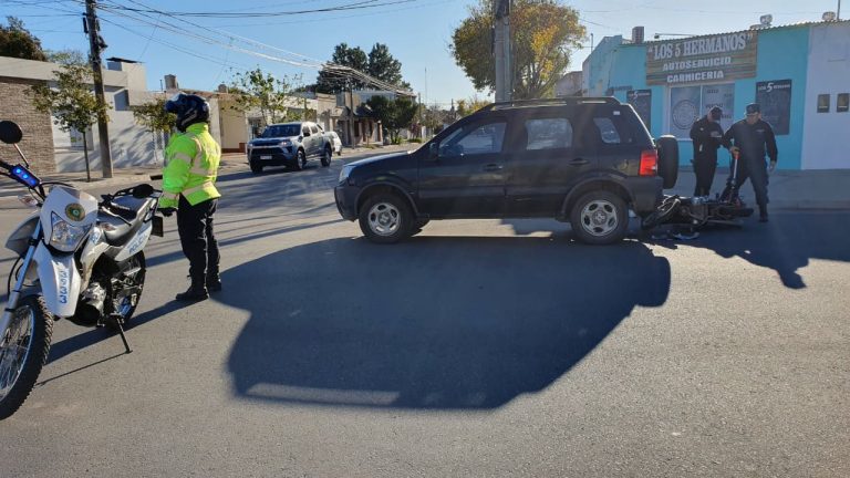 Una motociclista fue hospitalizada tras chocar contra la parte trasera de una camioneta en calles 2 y 13