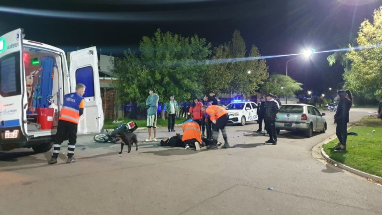 Fuerte choque en la madrugada: un motociclista fue hospitalizado con una fractura