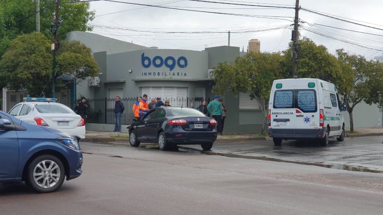 Tarde accidentada en General Pico: un choque de autos y la caída de una motociclista