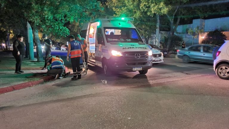 Un padre y su pequeño hijo fueron hospitalizados tras un choque entre una bicicleta y un auto en calles 8 y 11