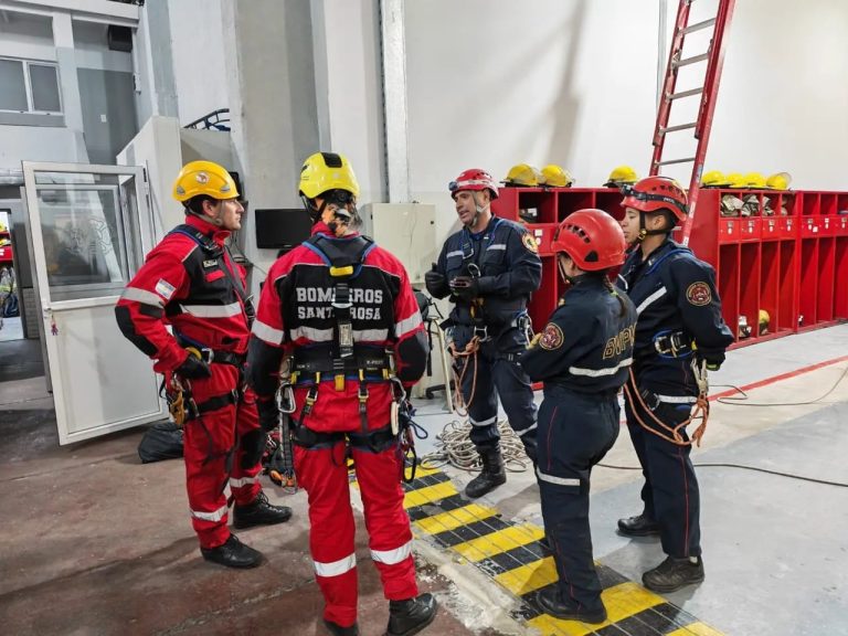 Bomberos de La Pampa y Puerto Madryn unificaron criterios en una intensa capacitación de rescate con cuerdas