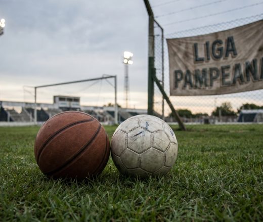 Superdomingo deportivo: Pico FBC busca la hazaña en Colón, Costa Brava se presenta en Mendoza por el Federal A y habrá acción total en la Liga Pampeana (Imagen ilustrativa IA - infopico.com)