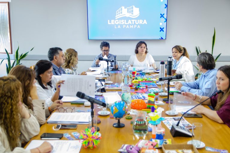 Legislatura: avanza el proyecto para incluir la Línea 144 en recibos de sueldo y aprueban diversas distinciones