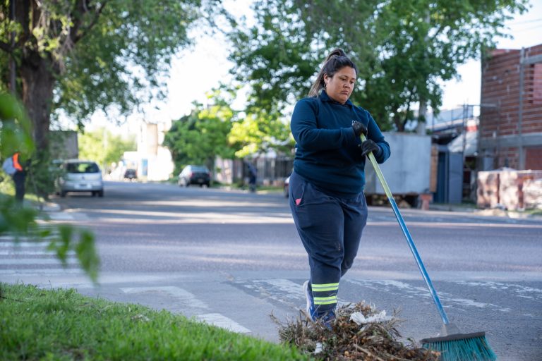 Despliegan un operativo de limpieza integral en el barrio Este de General Pico