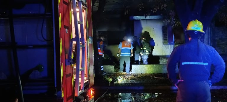 Incendio en una vivienda de la calle 109: un efectivo policial debió ser asistido por el SEM y trabajan dos dotaciones