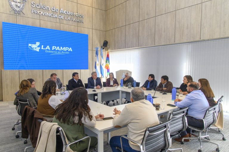 Acuerdo entre el Gobierno, UATRE y RENATRE para fortalecer el empleo y la capacitación en el sector rural pampeano