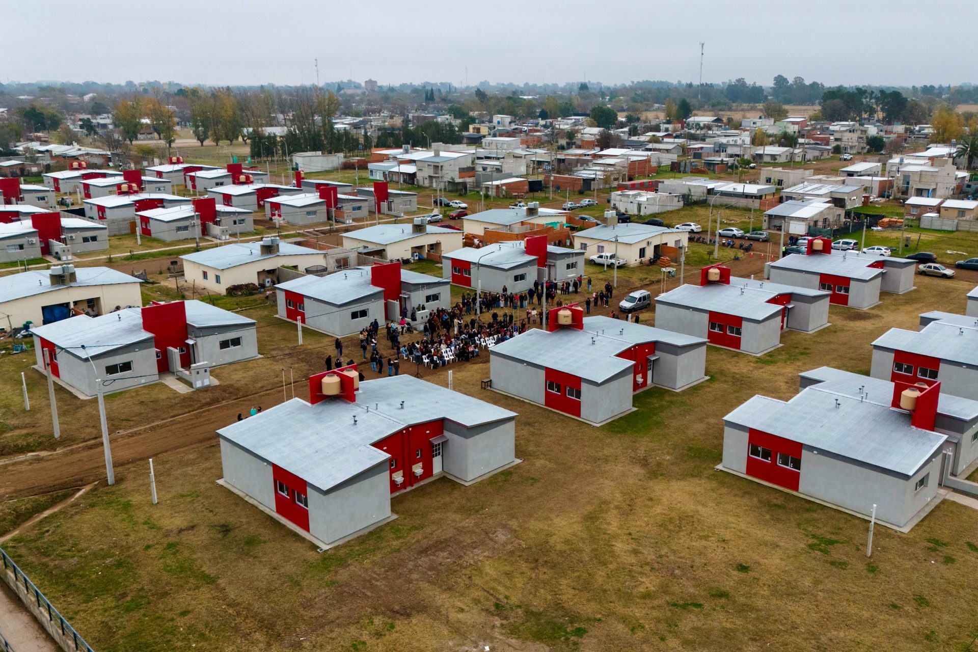 El gobernador Sergio Ziliotto entregó 20 viviendas en Intendente Alvear y anunció una millonaria inversión para optimizar la red cloacal