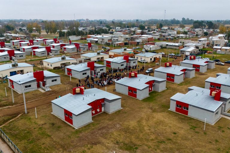 El gobernador Sergio Ziliotto entregó 20 viviendas en Intendente Alvear y anunció una millonaria inversión para optimizar la red cloacal