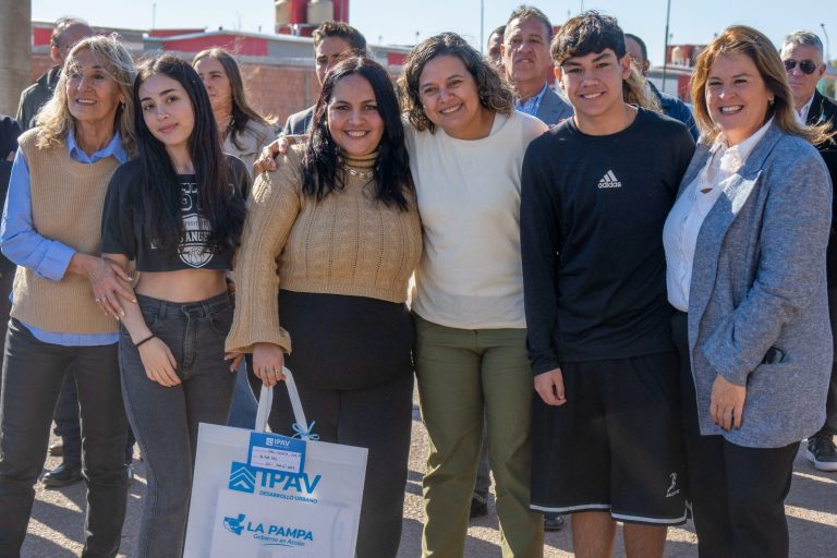General Pico: “muchas familias van a dormir por primera vez en su propia casa”, dijo la titular del IPAV en la entrega 90 viviendas