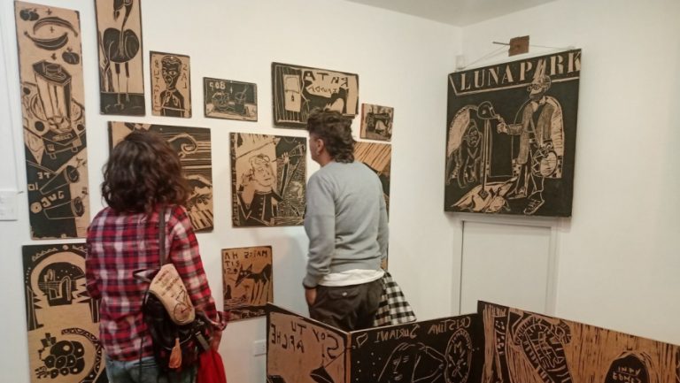 Invitan a una jornada de estampado experimental en la muestra de Leonardo Otamendi